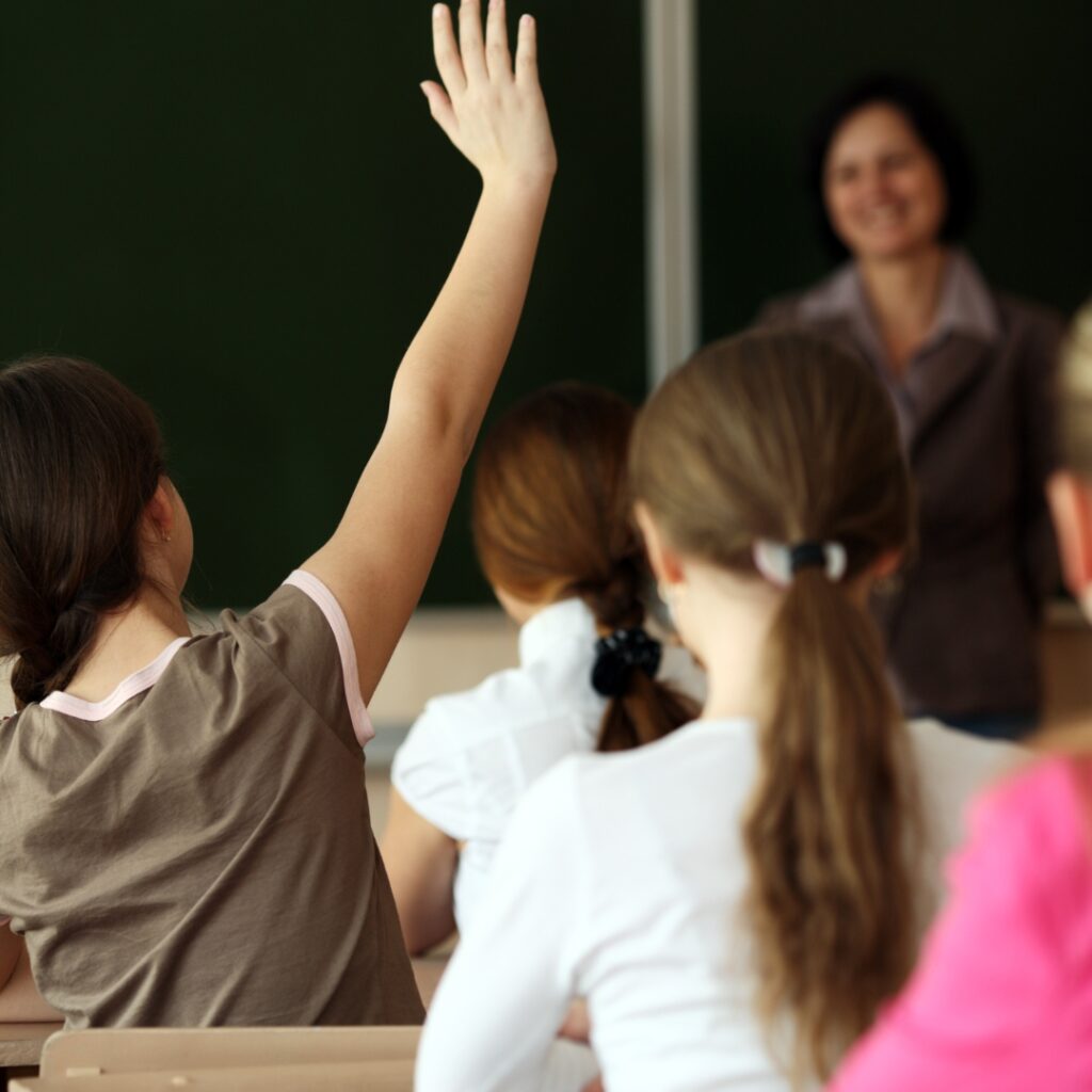 brown and white minimalist english course instagram post (19)