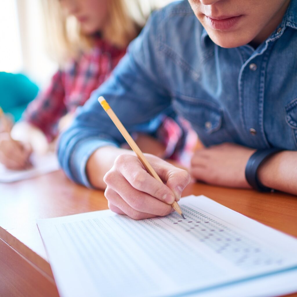 brown and white minimalist english course instagram post (20)