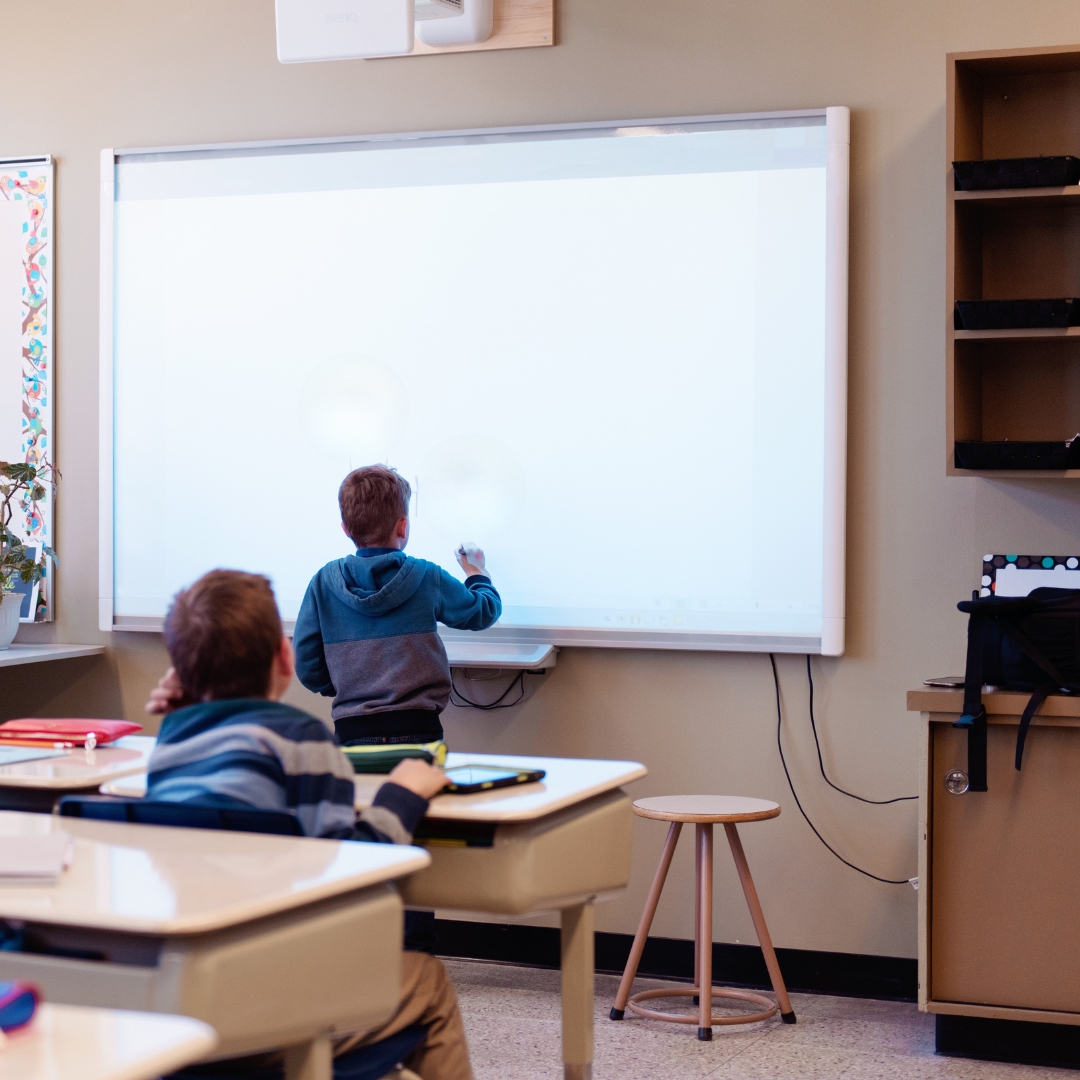 brown and white minimalist english course instagram post (9)